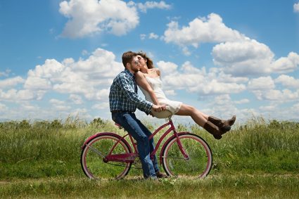 Mann mit Frau auf Fahrrad