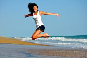 springende Frau am Strand