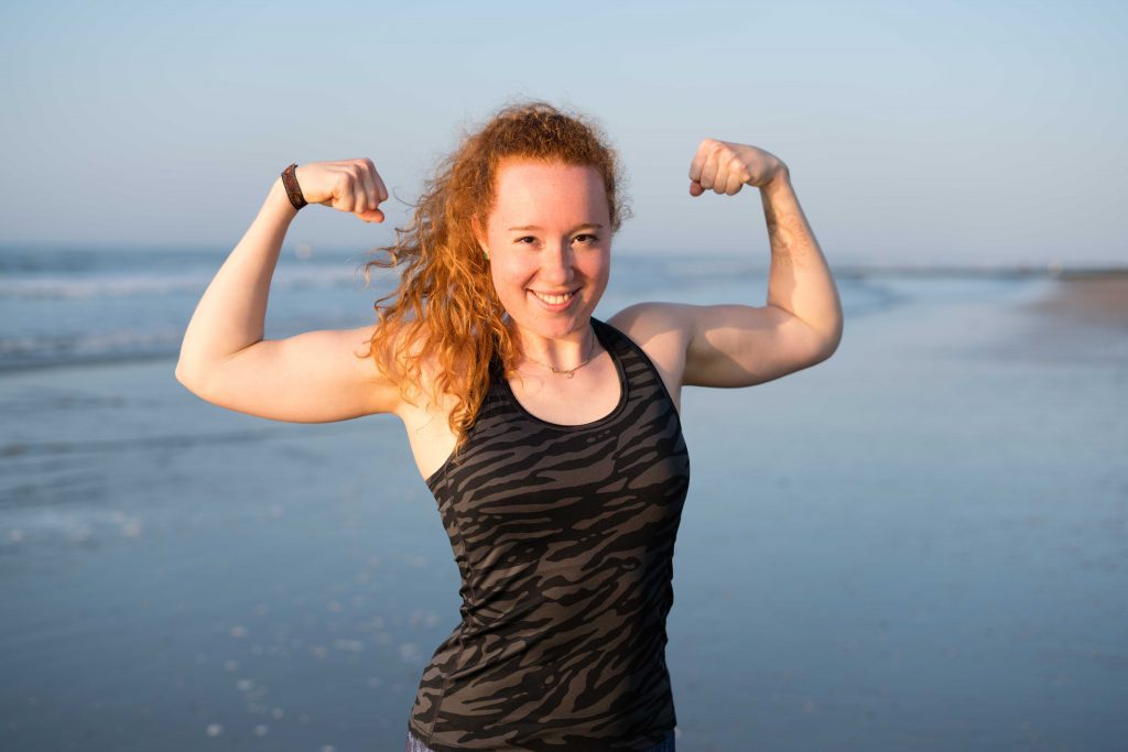 Das bin ich, Muskelpose am Strand - Ernährungsberatung Luisa Beerling