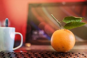 Orange auf der Tastatur eines Laptops liegend