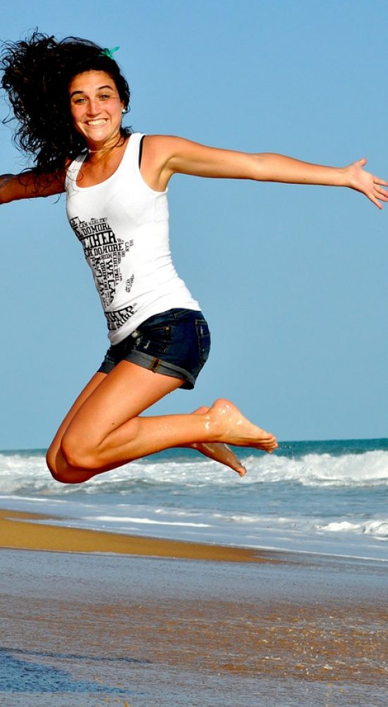 springende Frau am Strand